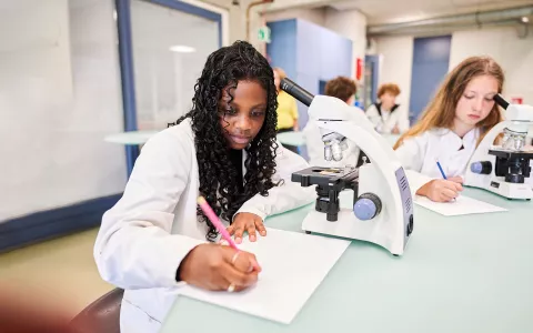 Leerlingen leren met microscopen.