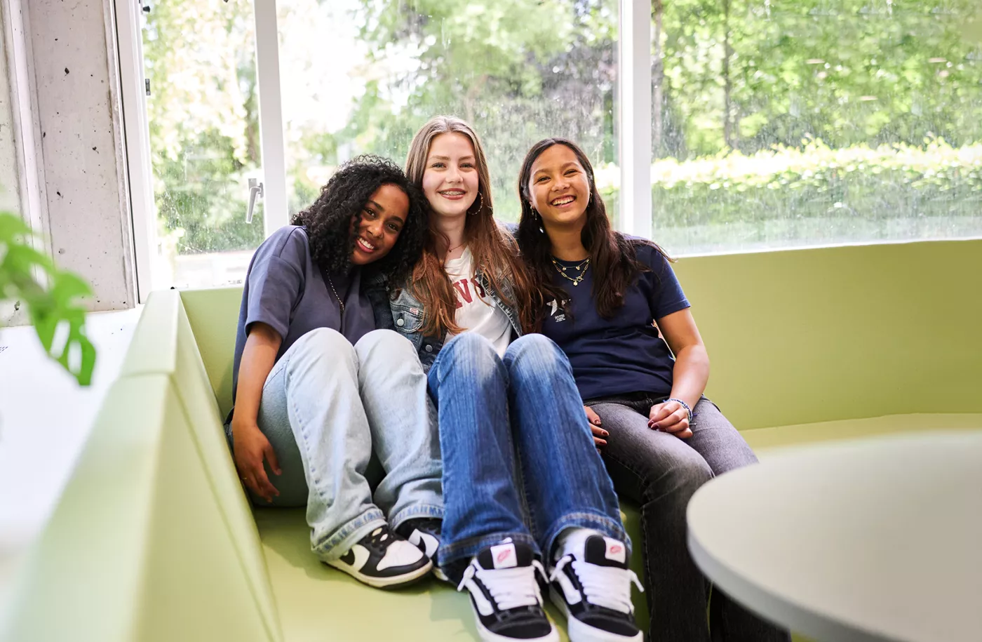 Leerlingen gezellig in de kantine van het Kamerlingh Onnes.