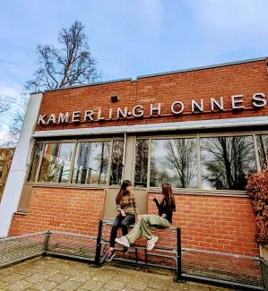 Leerlingen Kitara en Anastasia chillen voor de school.