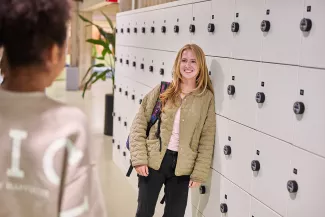 Leerlingen van het Kamerlingh Onnes bij de kluisjes.